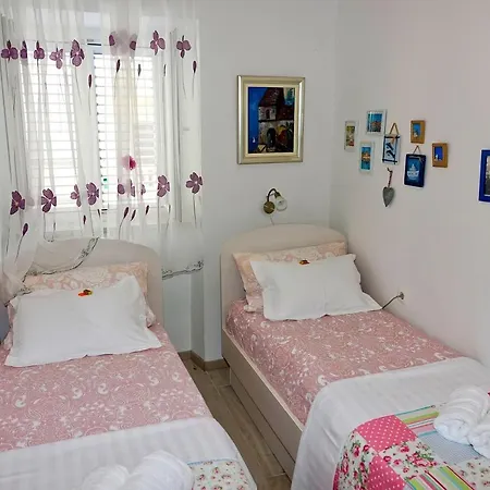 Two-bedroom In The Centre Makarská