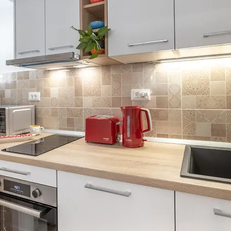 Two-bedroom In The Centre Apartment Makarska