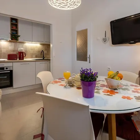 Two-bedroom In The Centre Apartment Makarska