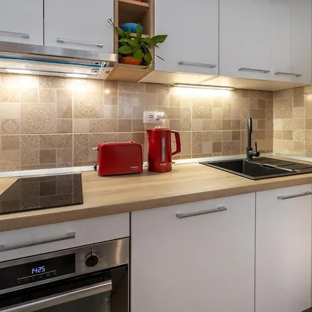 Two-bedroom In The Centre Makarská