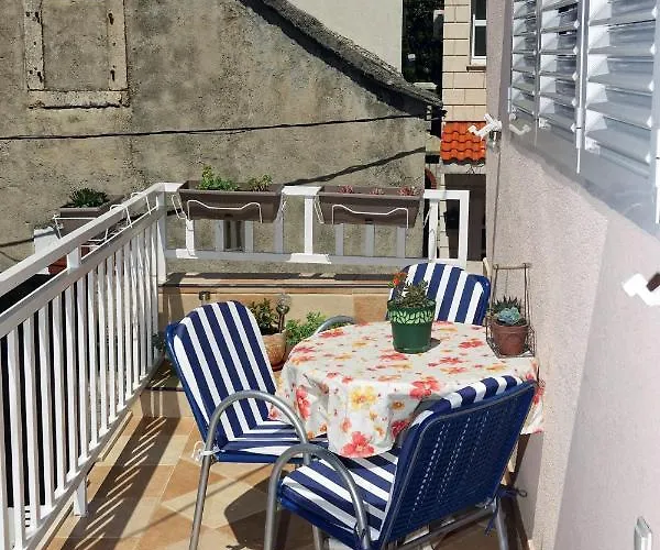 Two-bedroom In The Centre Lägenhet Makarska