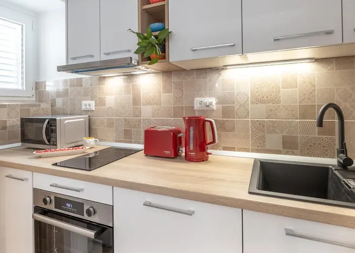 Two-bedroom In The Centre Apartment Makarska